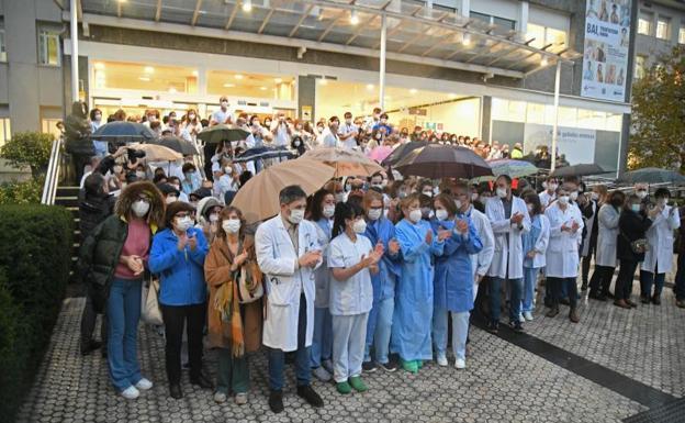 Concentración de variConcentración de los médicos del hospital Donostia esta mañana.