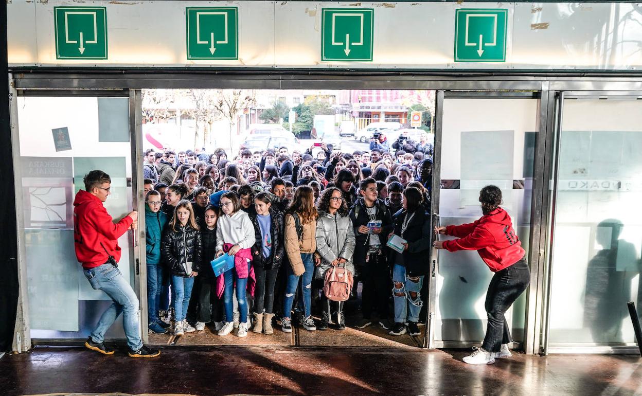 A las 10.30 horas se han abierto las puertas de la Azoka y la entrada de los niños y niñas ha sido muy ordenada. 