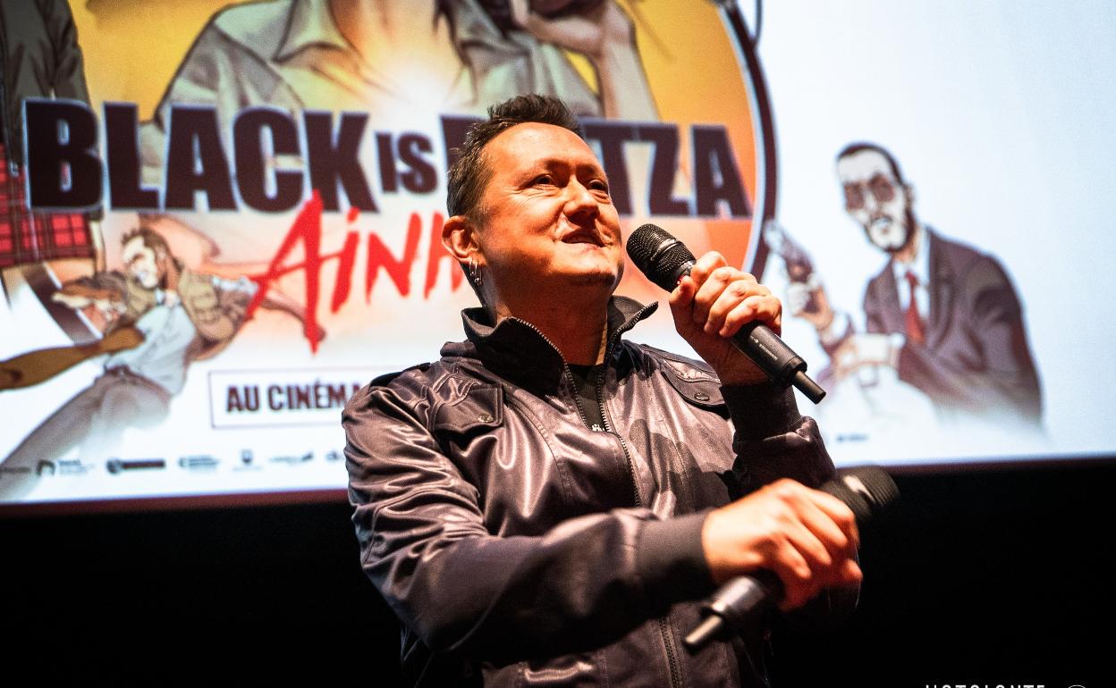 Fermin Muguruza en una de las presentaciones de su película 'Black is Beltza II: Ainhoa'.
