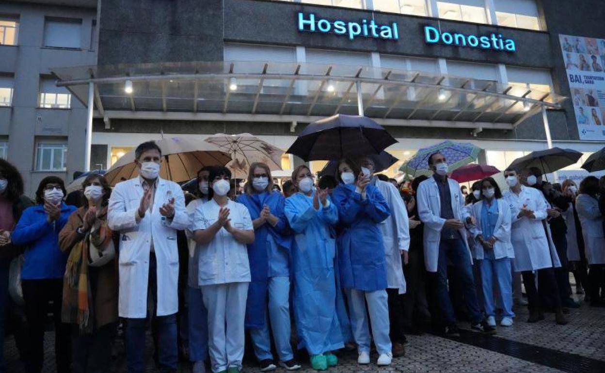 Un centenar de profesionales se ha concentrado este miércoles a las puertas del Hospital Donostia. 