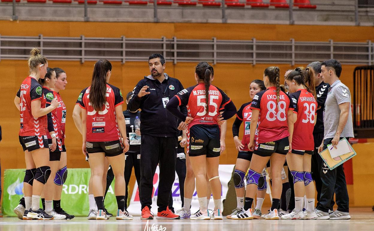 'Jaíto' Rodríguez da instrucciones a las jugadores durante un encuentro 