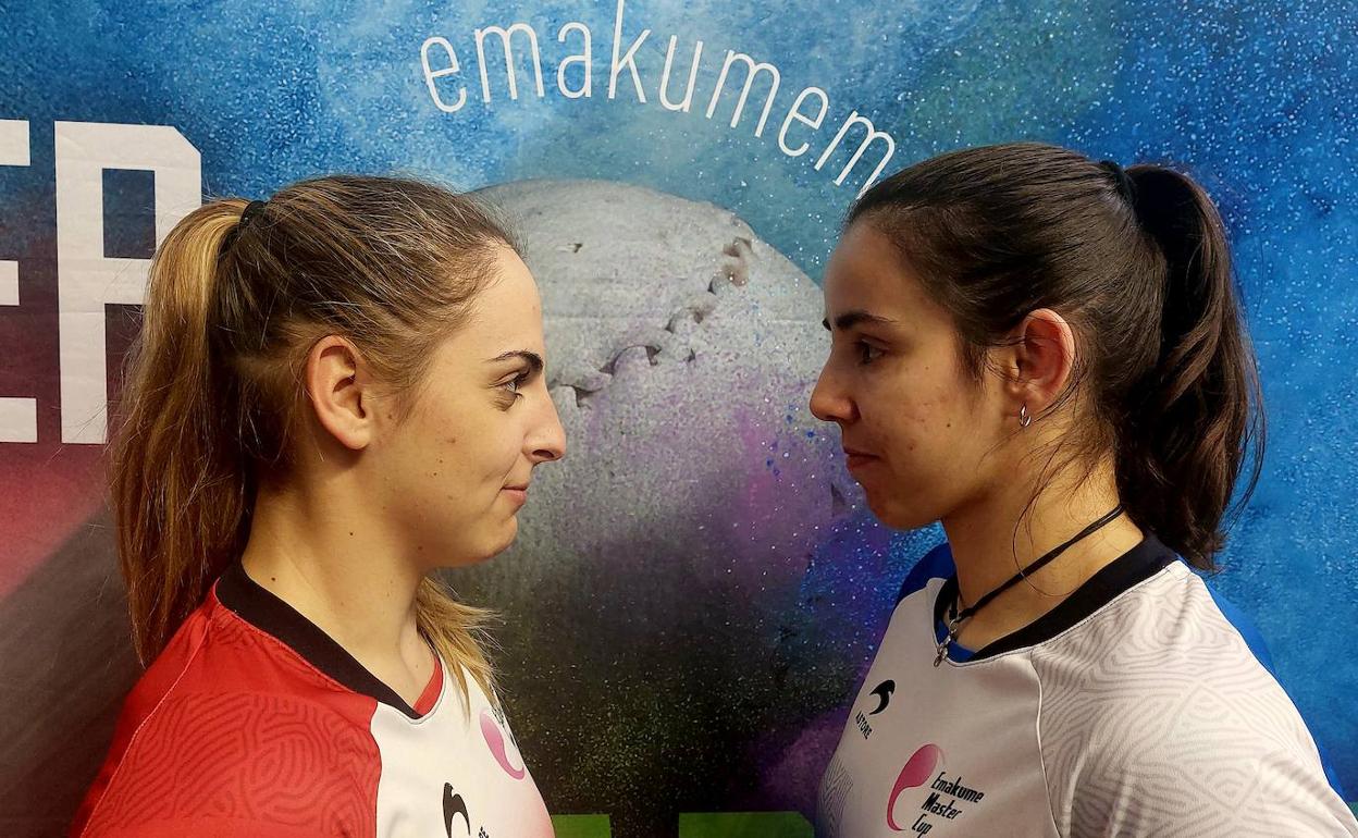 Aldai defiende la elástica colorada frente a Arrizabalaga en el frontón de Amorebieta. 