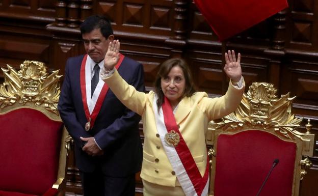 Imagen principal - Dina Boluarte al asumir la jefatura del Estado mientras en las calles de la capita manifestantes se pronunciaban a favor y en contra del ya exmandatario Castillo. 