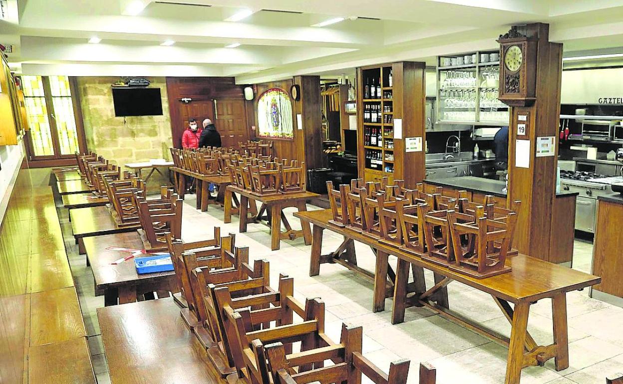 Algunos, pese a ser normativamente mixtos, priorizan en caso de vacante a los herederos varones del socio fallecido. 