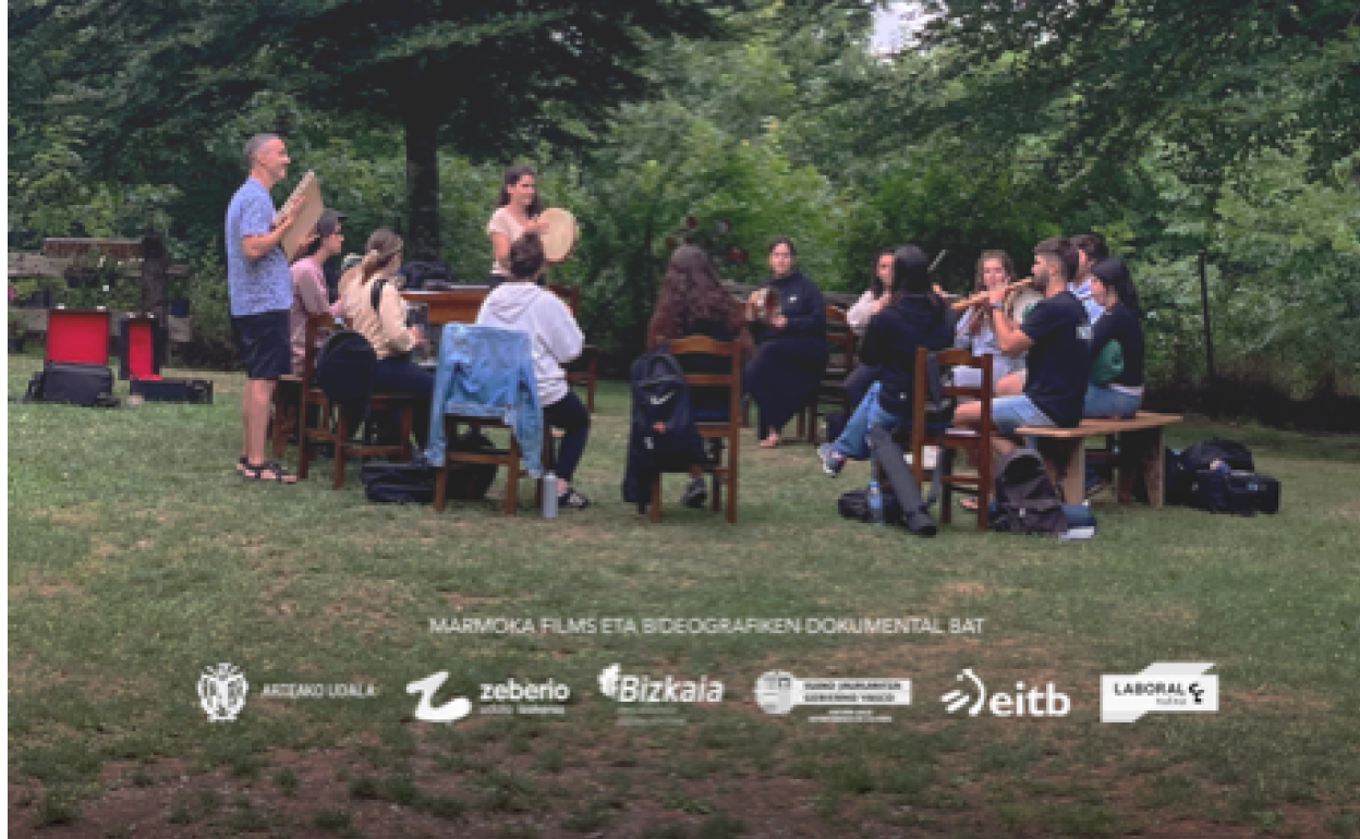 Abesteko modu kementsua zen Mauriziaren bere ezaugarri esanguratsuenetakoa, ahots basati, grabe, erakargi eta primitibo, bezain indartsu bat aurkezten baitzuen. 