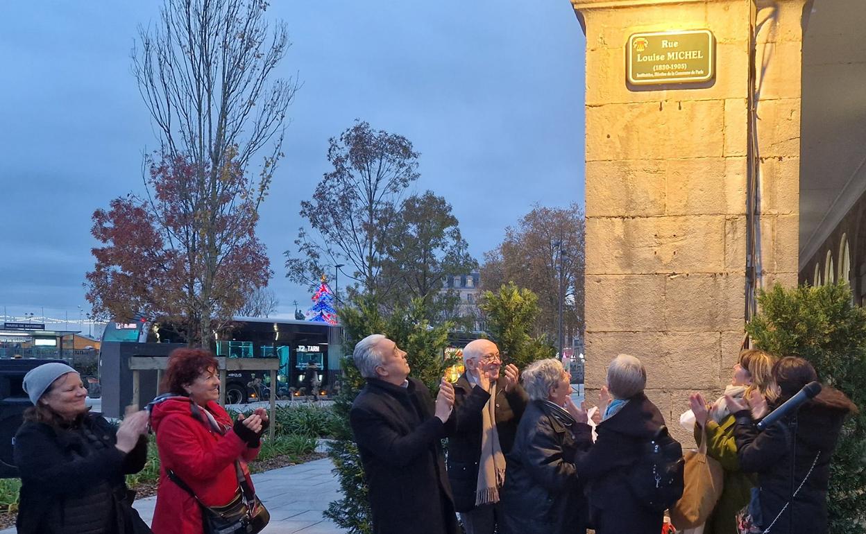 Kale berria estreinatu dute Baionako Udaletxeko zenbait kontseilarik, Jean-Rene Etchegaray alkatea buru zutela. 