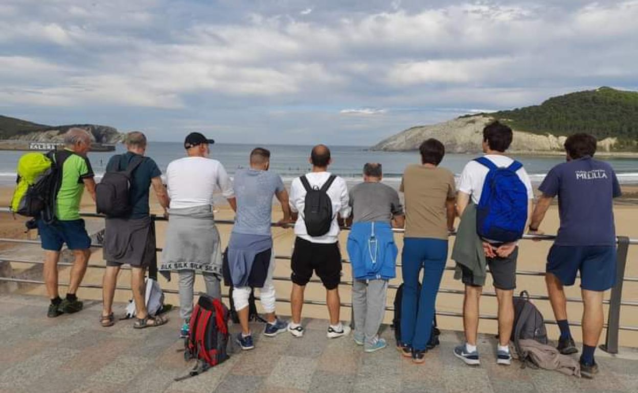 Imagen de una excursión a la playa de monitores y usuarios de los pisos de inserción social y laboral. 