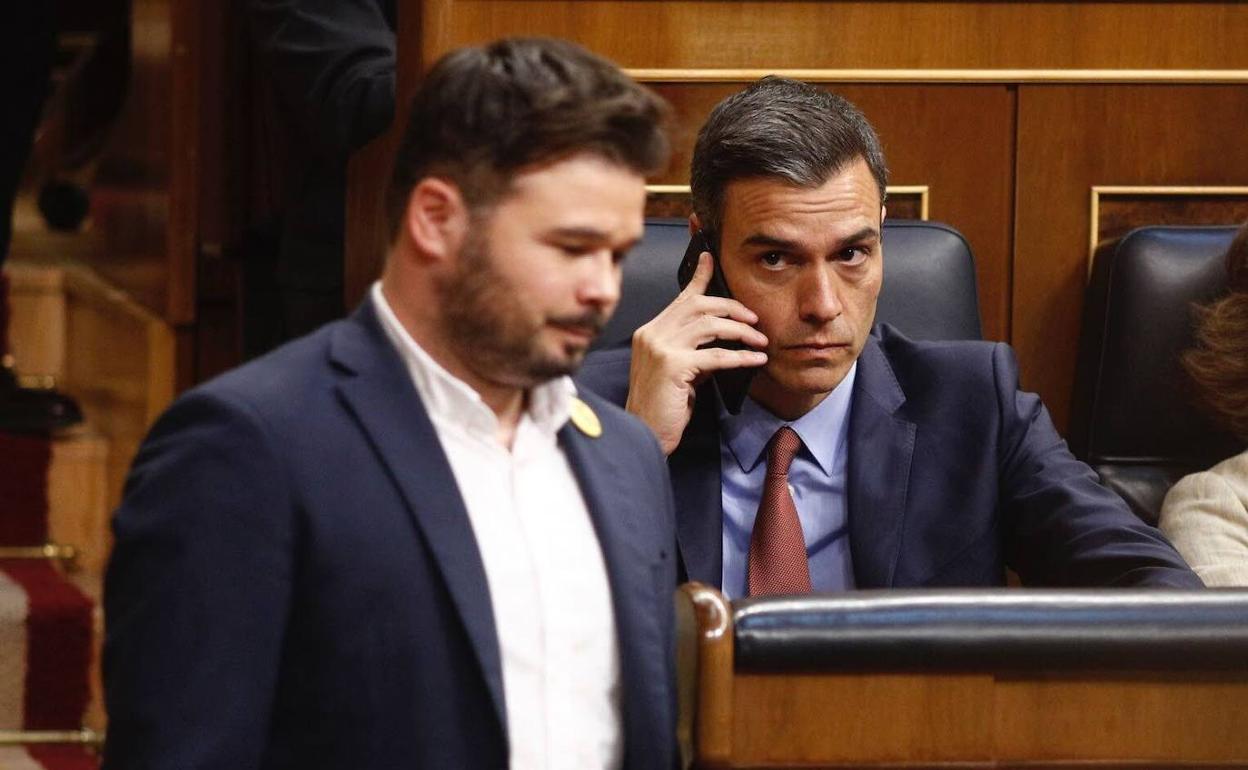 Gabriel Rufián, portavoz de ERC, pasa ante Pedro Sánchez durante un pleno del Congreso. 