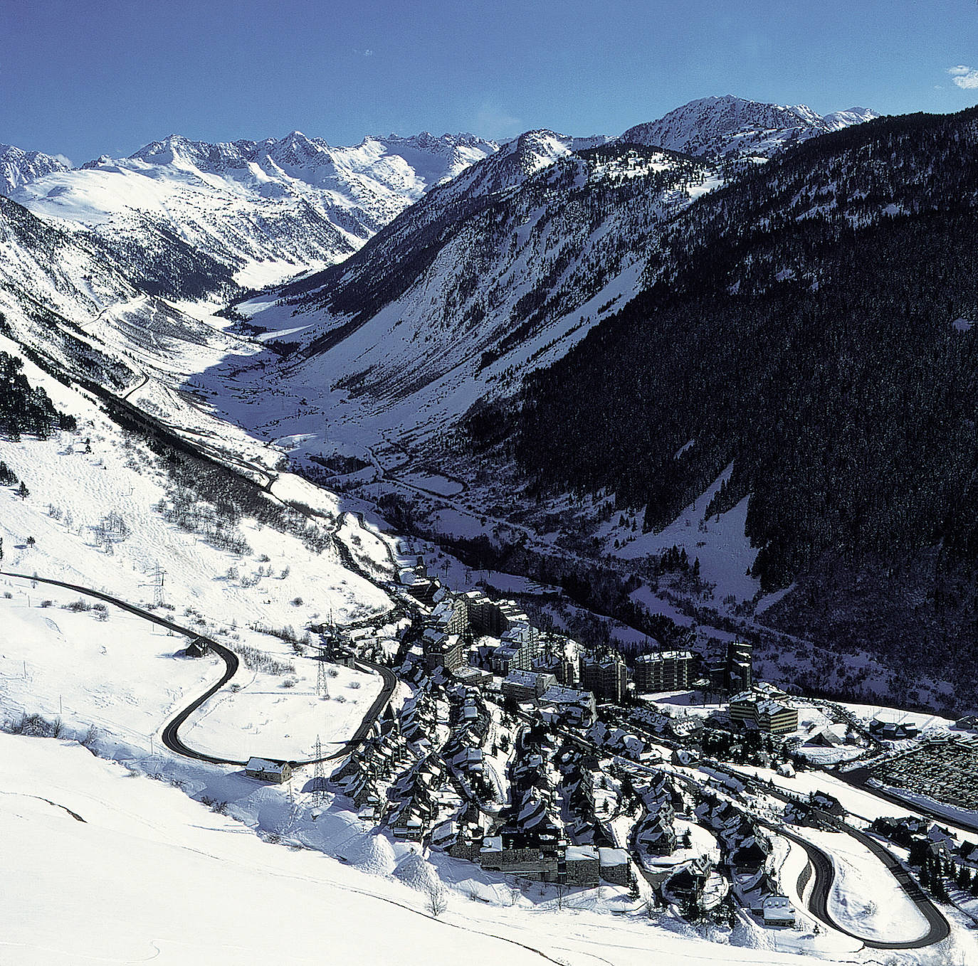 Baqueira Beret, inaugurada el 6 de diciembre de 1964, está situada en el Valle de Arán, provincia de Lérida, y desde el año 2003 parte de sus pistas discurren por el valle vecino, el Valle de Aneu, al otro lado del Puerto de la Bonaigua. Se trata de la única estación española ubicada en la vertiente norte de los Pirineos.