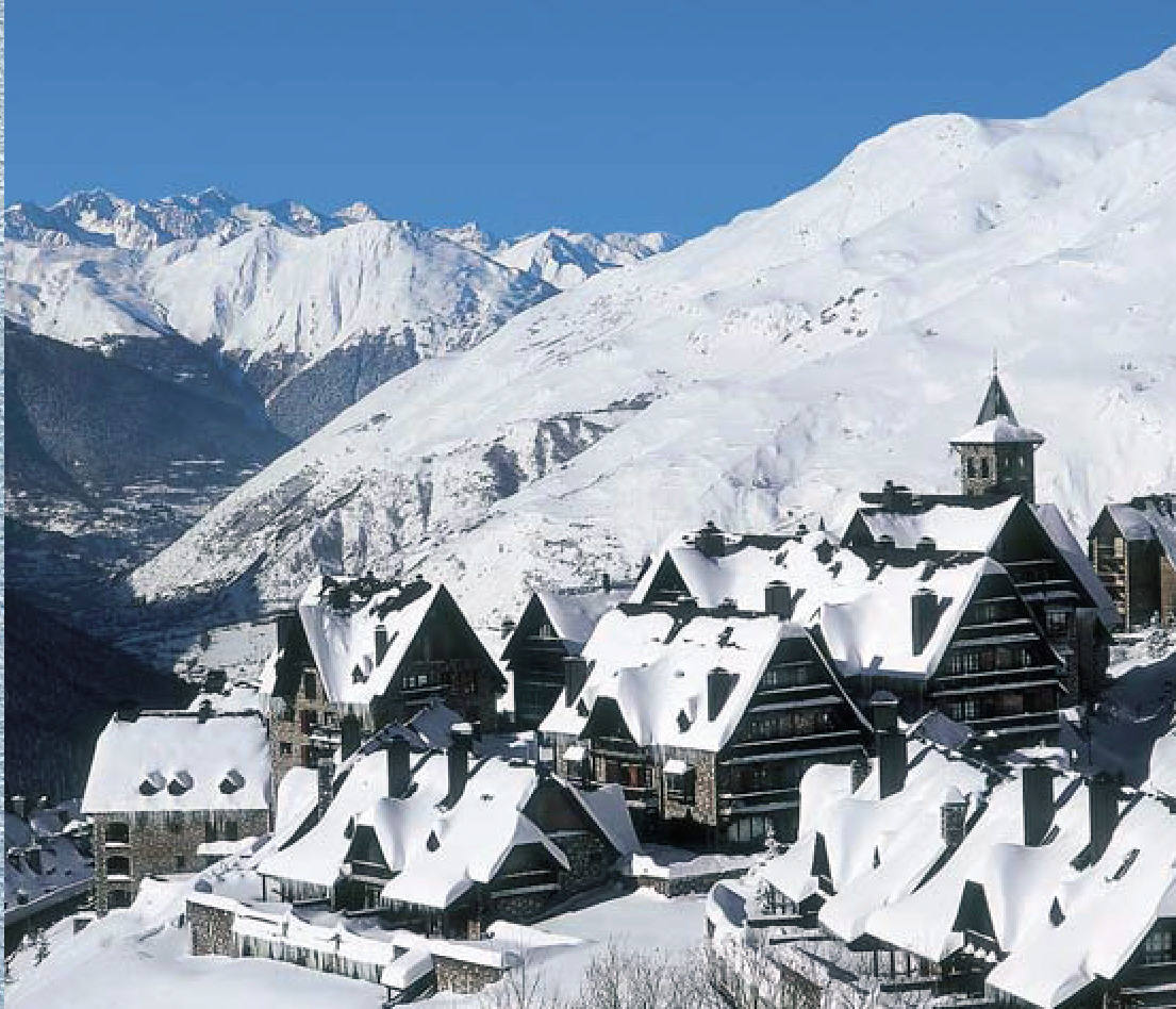 Por supuesto, Baqueira Beret también está entre las galardonadas. Esta estación de esquí, situada en el Vall d'Aran, en Lleida, cuenta con una superficie para esquiar de 2166 ha, 161 km de pistas pisadas, 7 km de itinerarios, 10 km de esquí de fondo y 1101 metros de desnivel.