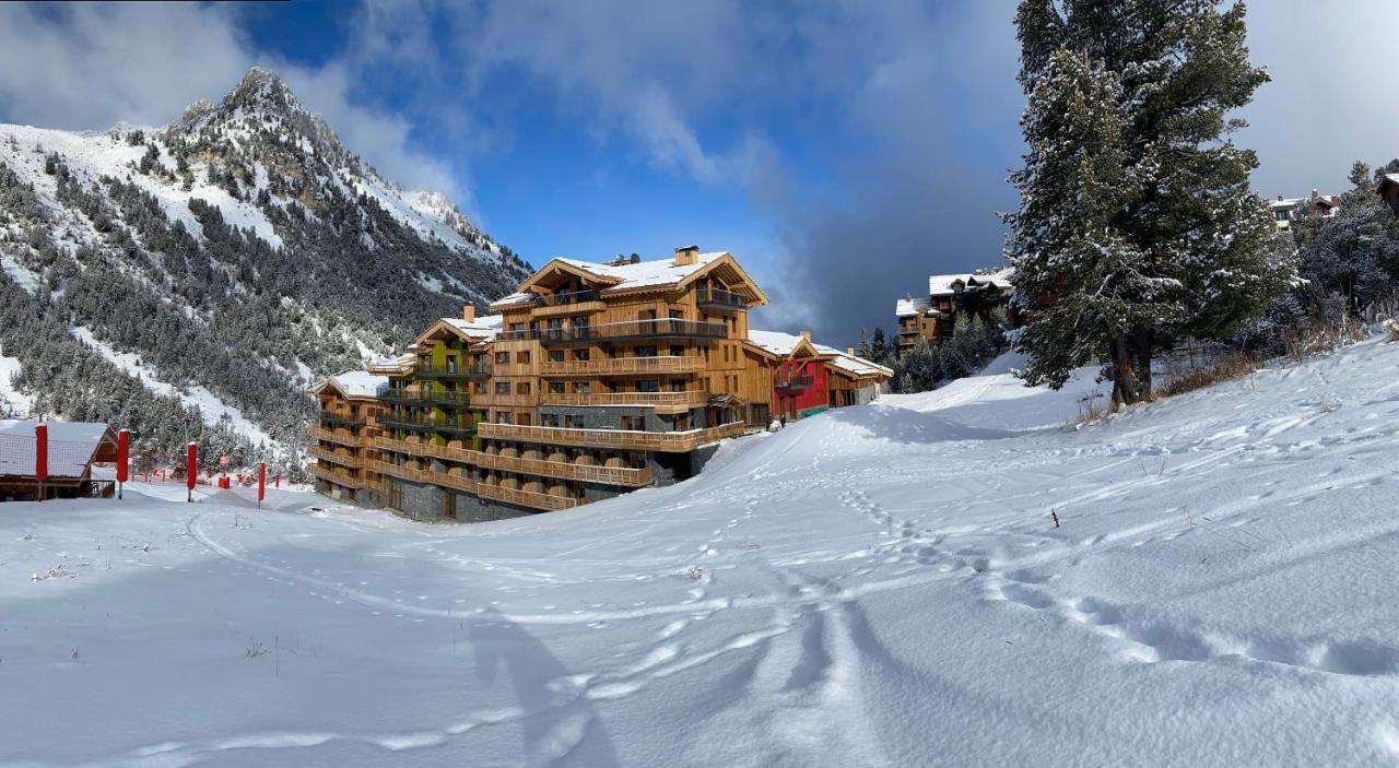 El mejor hotel de nieve es el de Bear Lodge Les Arcs, en Bourg Saint Maurice, en Francia. Le acompaña también el Chalet Abade con acceso directo a las pistas de esquí de Val-d'Isère.