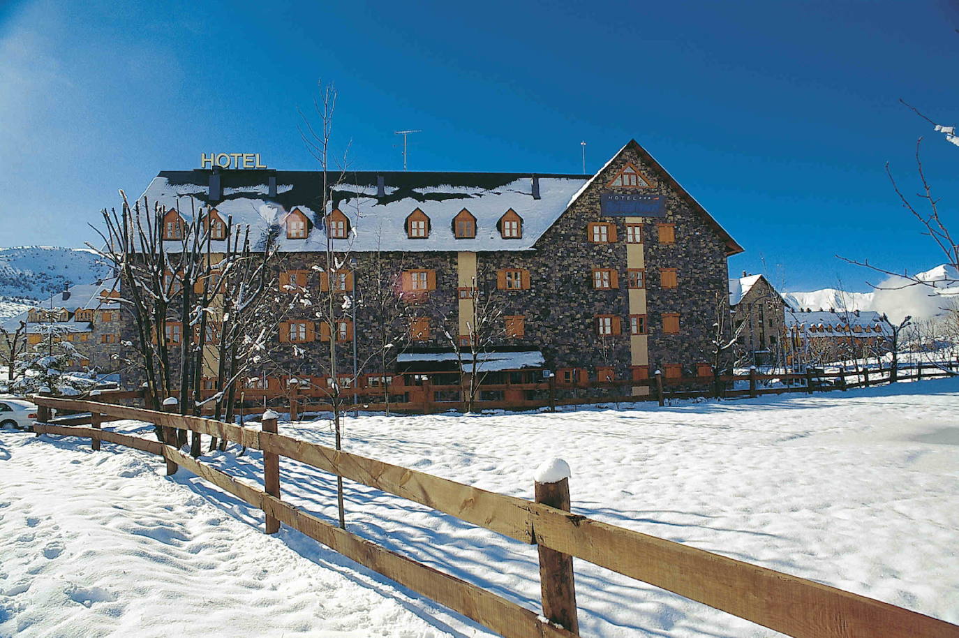 Boi Taüll está situada en el Pirineo de Lérida, en la cabecera de la Vall de Mulleres, y se extiende por la mayor parte de las montañas y crestas que la rodean.