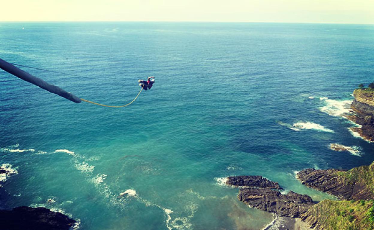 Un turista en un momento de su salto desde el puente de Atxazpi. 