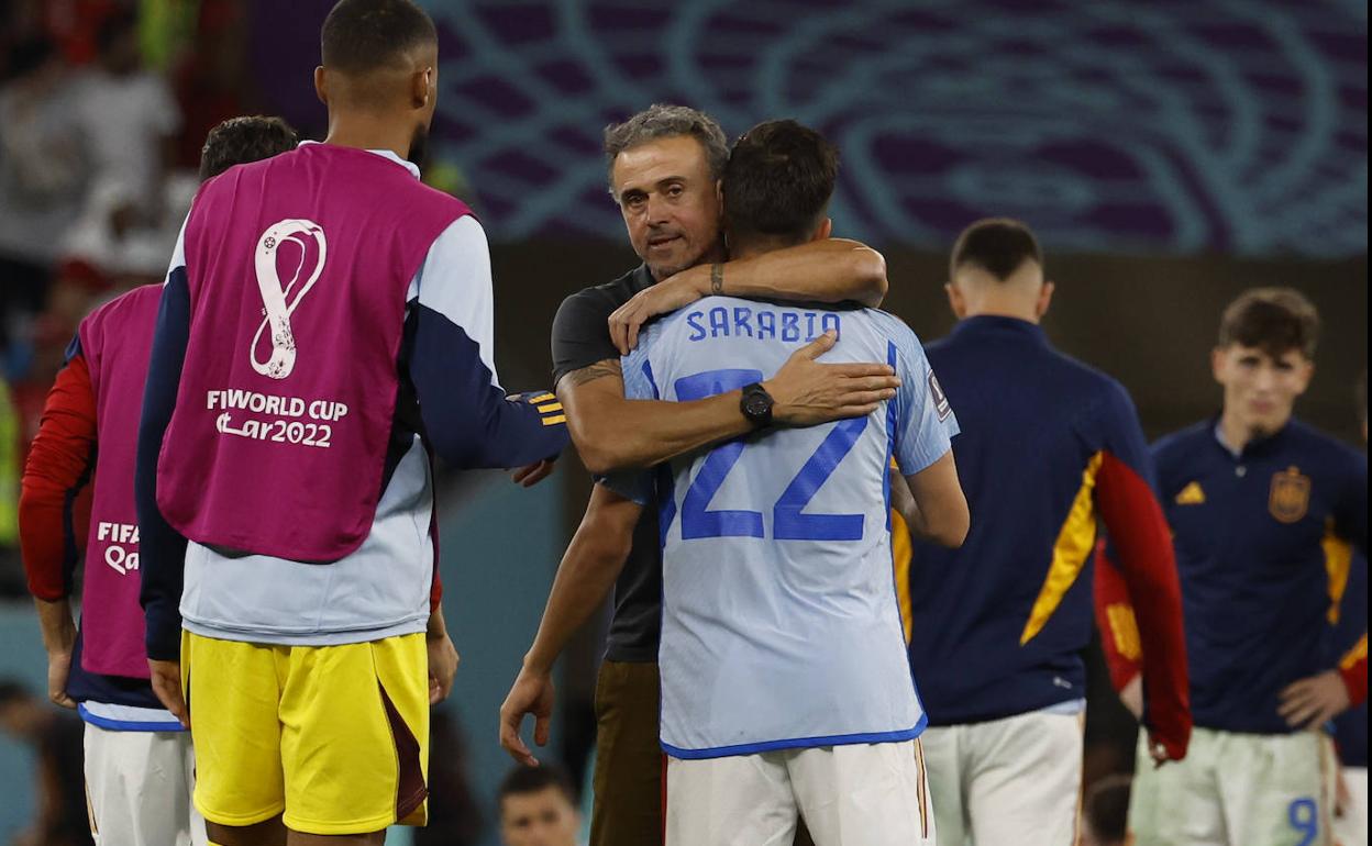 El ya exseleccionador Luis Enrique abraza al jugador Pablo Sarabia tras la dolorosa derrota de España ante Marruecos en octavos de final del Mundial de Qatar.