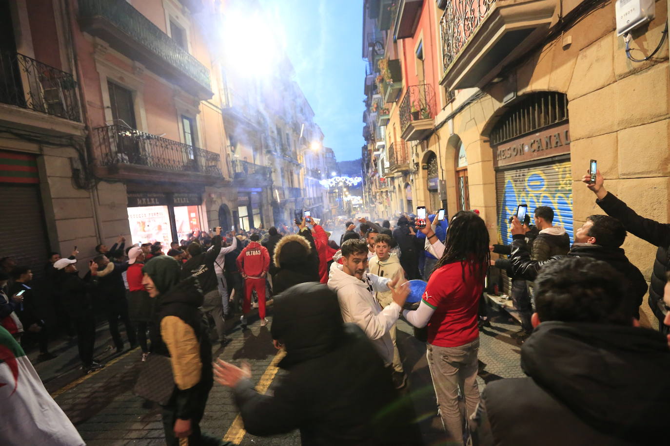 Fotos: La fiesta de la afición marroquí en Bilbao tras el pase a semifinales del Mundial de su selección