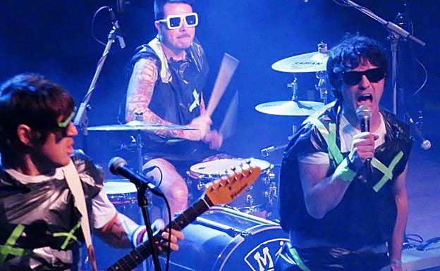 Tres de los cinco miembros de Campamento Rumano. 