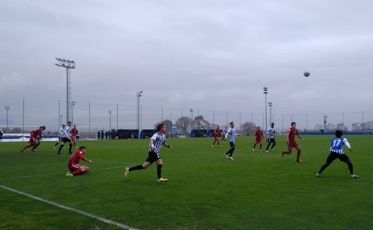 Otu busca un balón en el área del Arenas ante la oposición de Gomeza y el apoyo de Tena. 