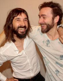 Imagen secundaria 2 - David Pereda, Peredius, y su compadre David Pejenaute, alias DJ Peje.; los alaveses que hacen bailar a los madrileños. En la última imagen, Peredius con Axel Pi, de Sidonie.