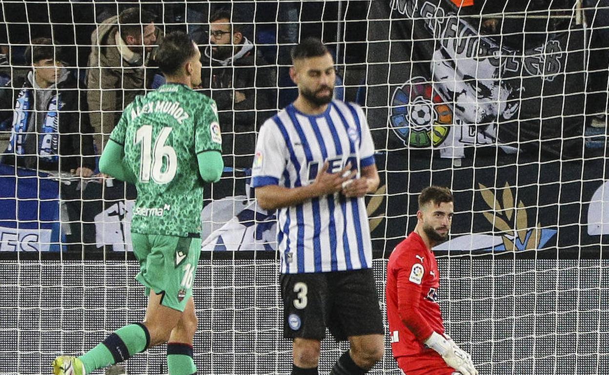 Abatidos. Sivera y Duarte lamentan uno de los goles del Levante. 