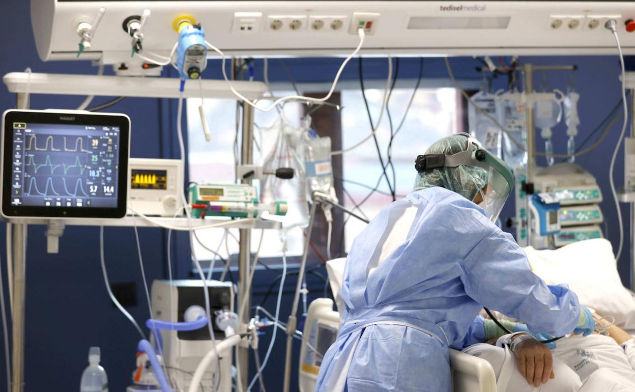 Una sanitaria atiende a un paciente covid en una UCI de Osakidetza. 