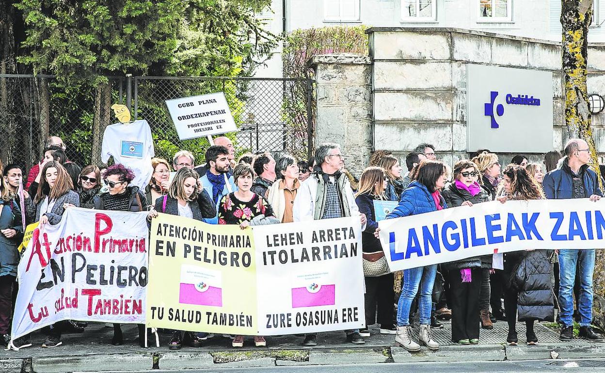 Médicos de Atención Primaria de la plataforma Lehen Arreta Arnasberritzen protestan por la falta de recursos. 