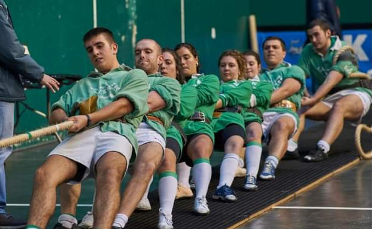 Participantes del equipo de sokatira de Abadiño participarán en la final de este sábado en Elorrio. 