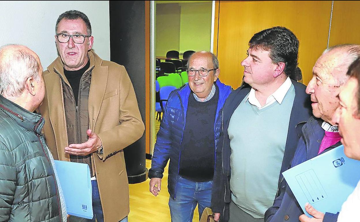 Davalillo (segundo por la izquierda), charla con miembros de la junta gestora de la Cofradía. 