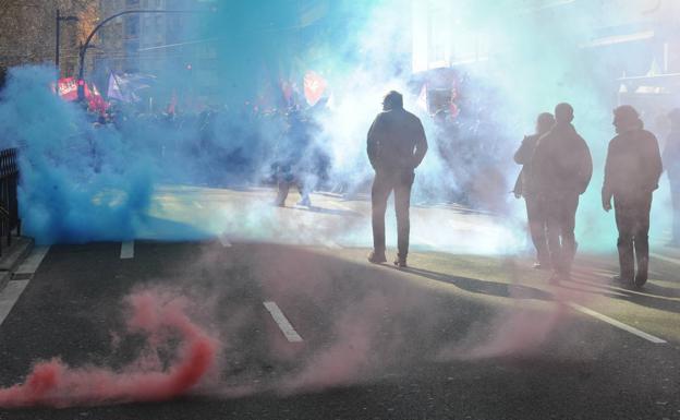 Avance de una de las columnas por la calle La Paz. 