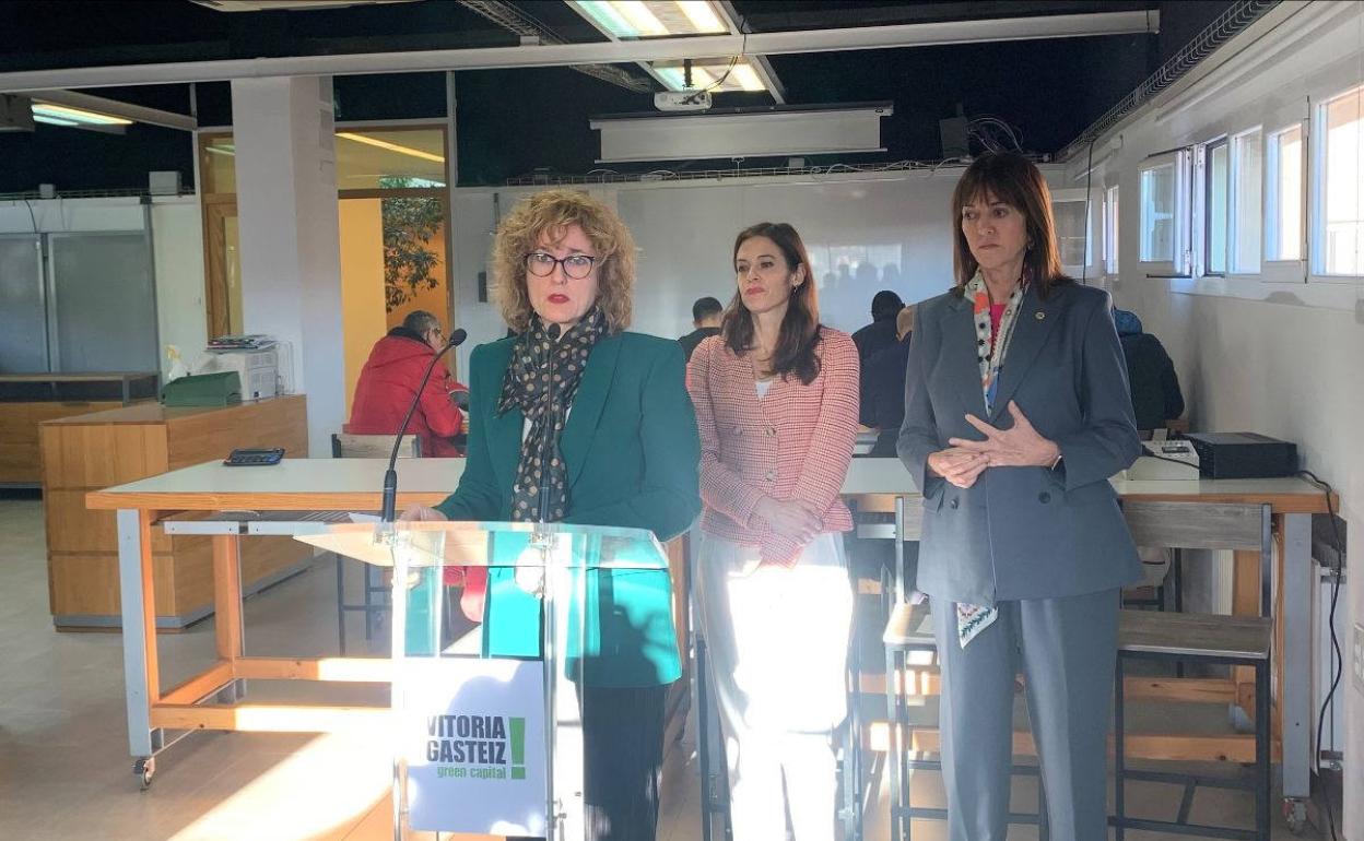 Cristina González, Maider Etxebarria e Idoia Mendia han presentado el programa formativo en el centro CETIC de Vitoria.