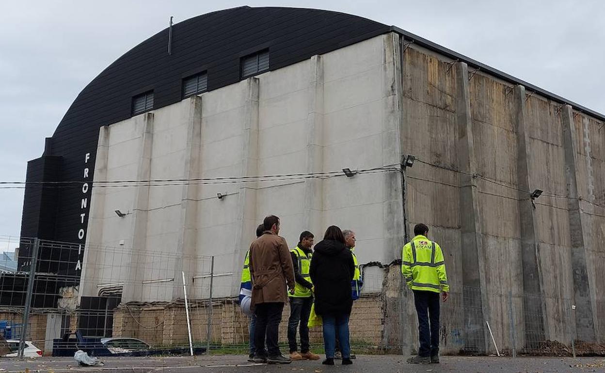 El recinto sestaoarra, vallado y cerrado igual que hace tres años, recibió estos días la visita de varios técnicos. 