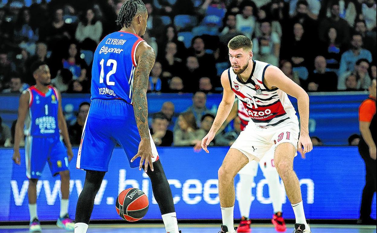 Clyburn fue el sostén del Efes en un último cuarto con Micic (cuatro faltas) en el banquillo, pero Giedraitis asestó el golpe final.