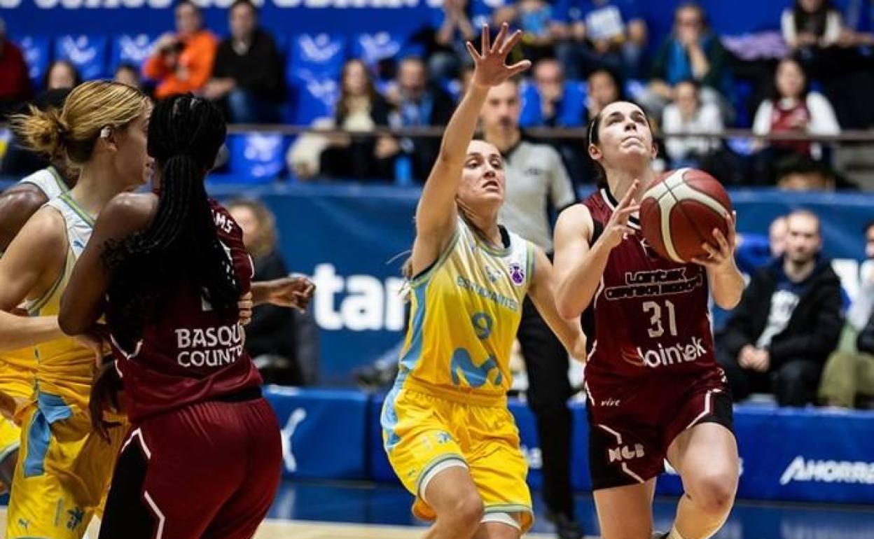 Ariztimuño, una de las mejores jugadoras del Lointek Gernika en el pabellón de Magariños, entra a canasta ante la oposición de Méndez. 