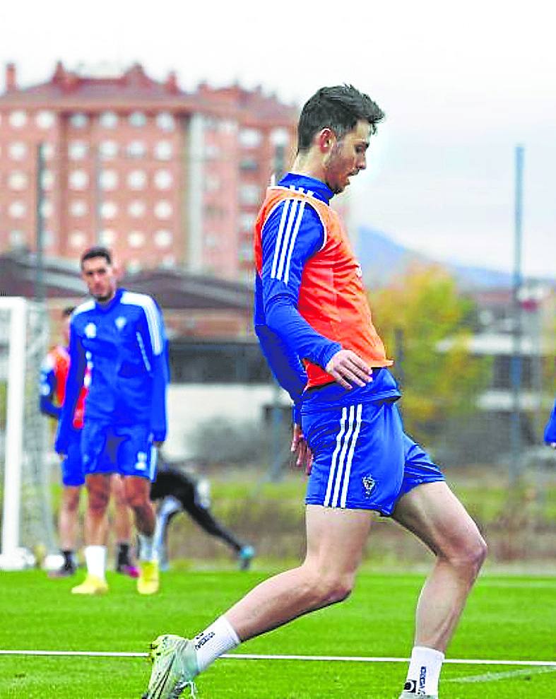Raúl García se ejercitó y tocó balón en solitario.
