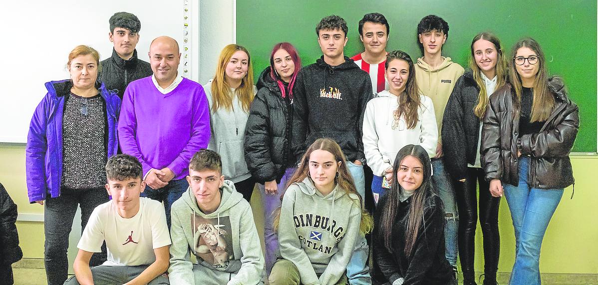 BEURKO BHI | BARAKALDO. Izaskun del Hoyo, junto a David Solla y los alumnos que este año representan al centro. 