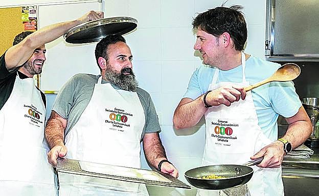 En el centro, Sergio Ibáñez de Opacua, que sorprendió al jurado con unas croquetas de alubia, y a su izquierda, Rubén Fernández de Trocóniz, quien lanzó un sabroso triple en su plato de bacalao.