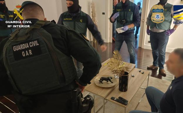 Imagen principal - Operación antidroga en Bizkaia de una red de blanqueo y narcotráfico con cuatro detenidos