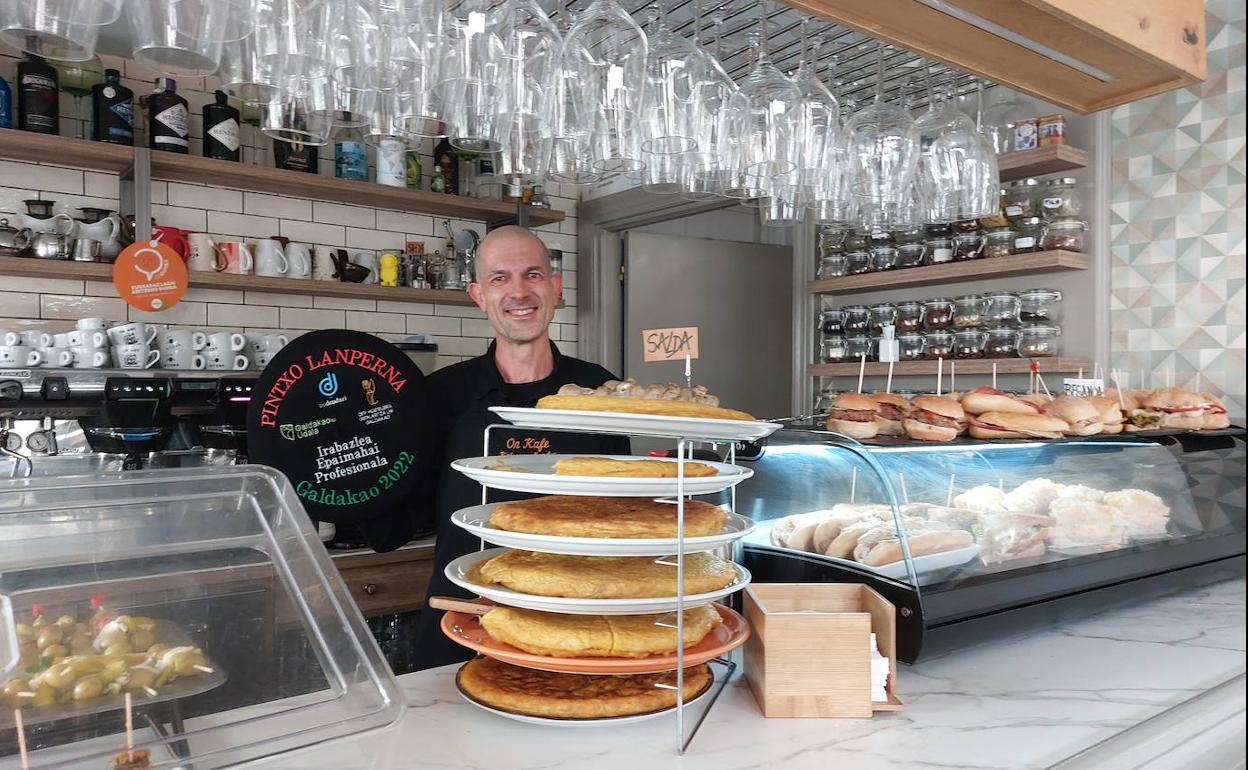 Iván Cortés en On Kafe con la txapela ganadora del Concurso Pintxo Lanperna 