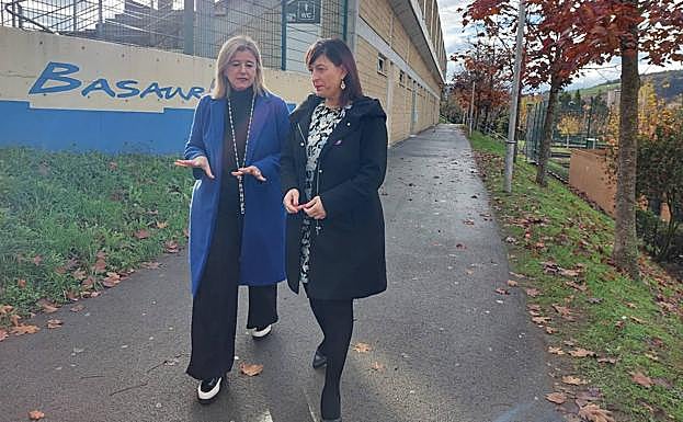 Teresa Laespada charla con Isabel Cadaval en Basauri 