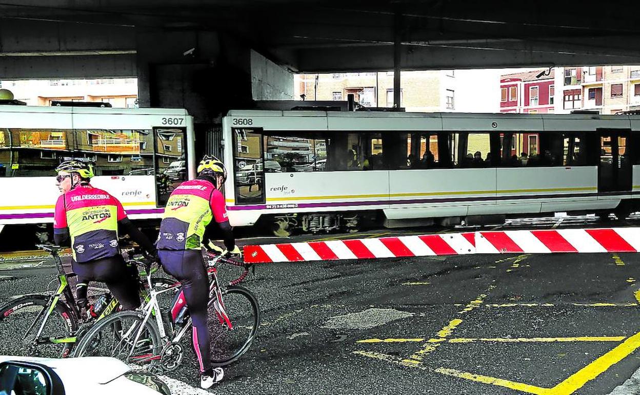 Un total de 67 trenes transitan a diario por los pasos a nivel del barrio de Zorroza. 