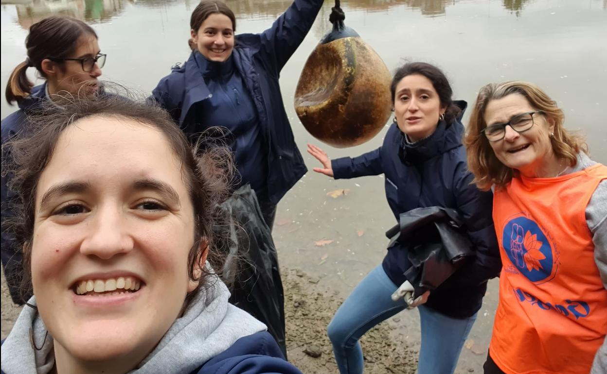 Los trabajadores han retirado plásticos, latas e incluso un neumático en Plentzia.