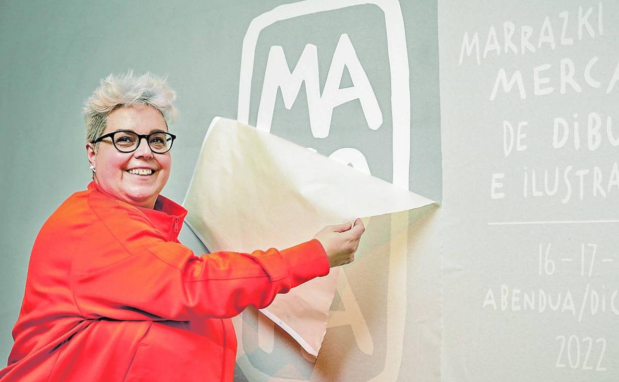 Marta C. Dehesa descubre un cartel de Mazoka, que hoy se abre al público en Montehermoso. 