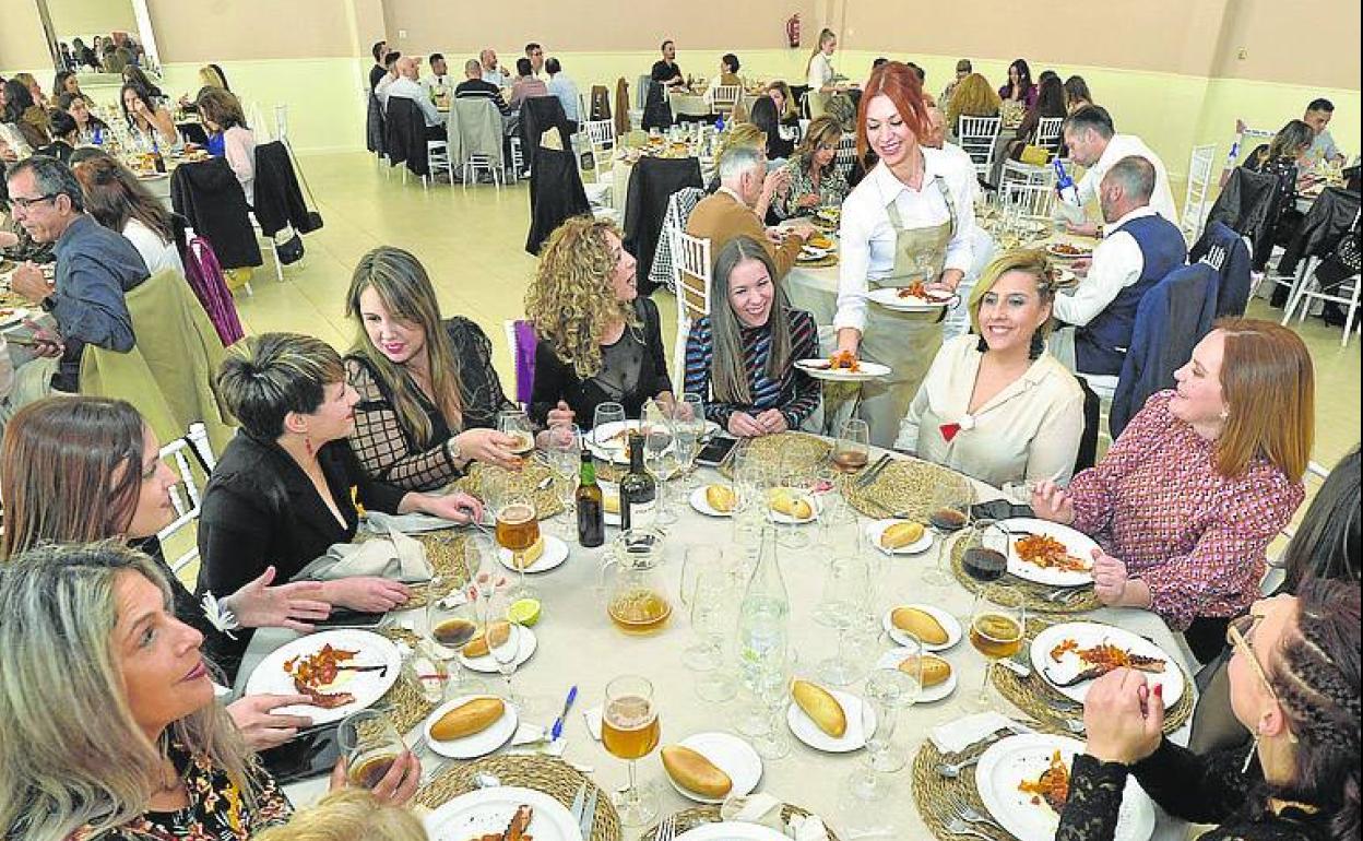 Los comedores estuvieron llenos más allá de la hora del café. 