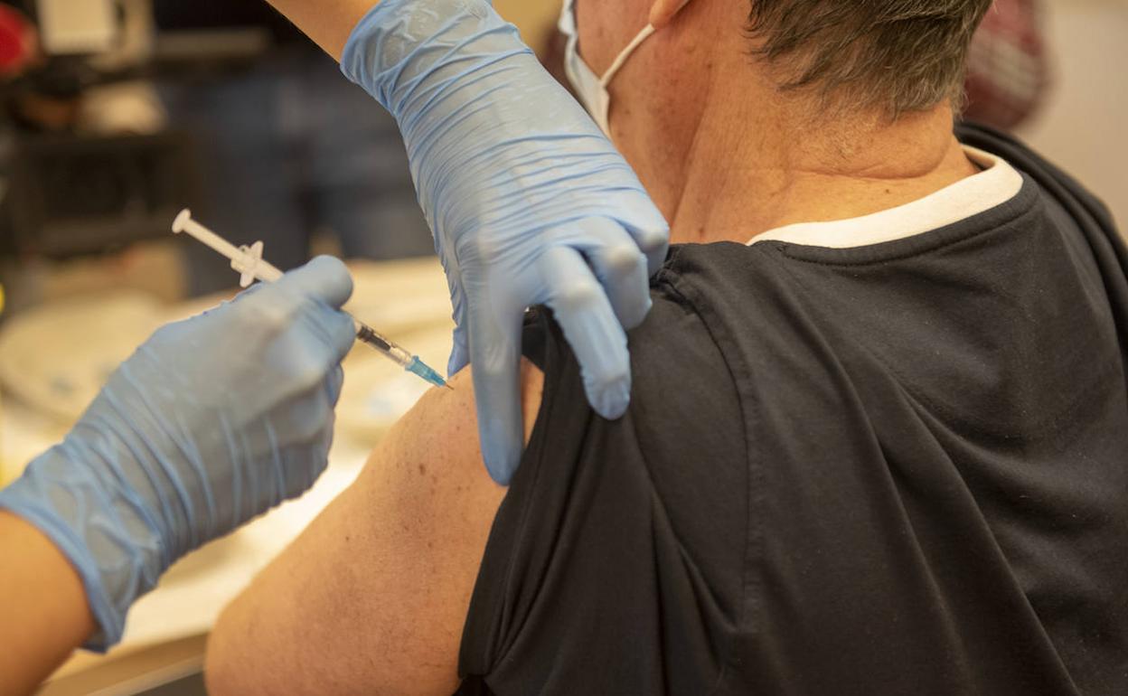 Un profesional sanitario administra una vacuna contra el COVID. 