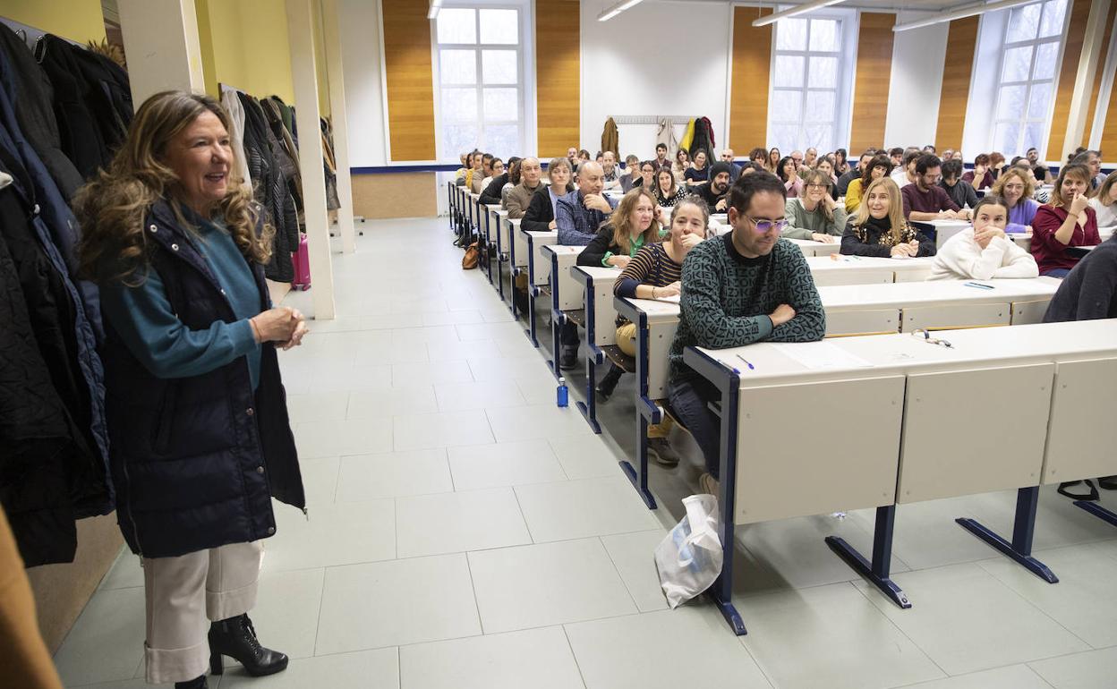 La consejera de Salud, Gotzone Sagardui, ha acudido a las pruebas para desear suerte a los aspirantes.