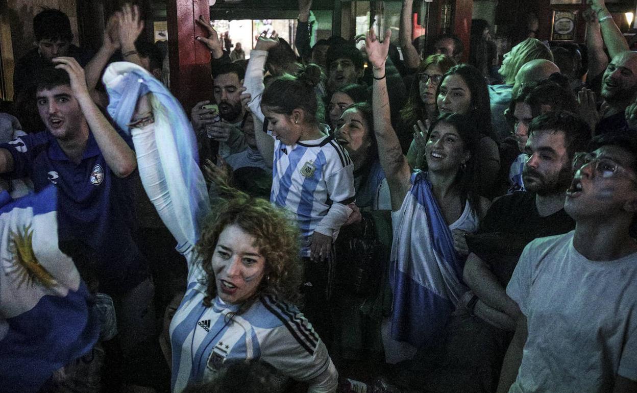 Aficionados argentinos celebran la victoria en un bar del centro de Vitoria. 