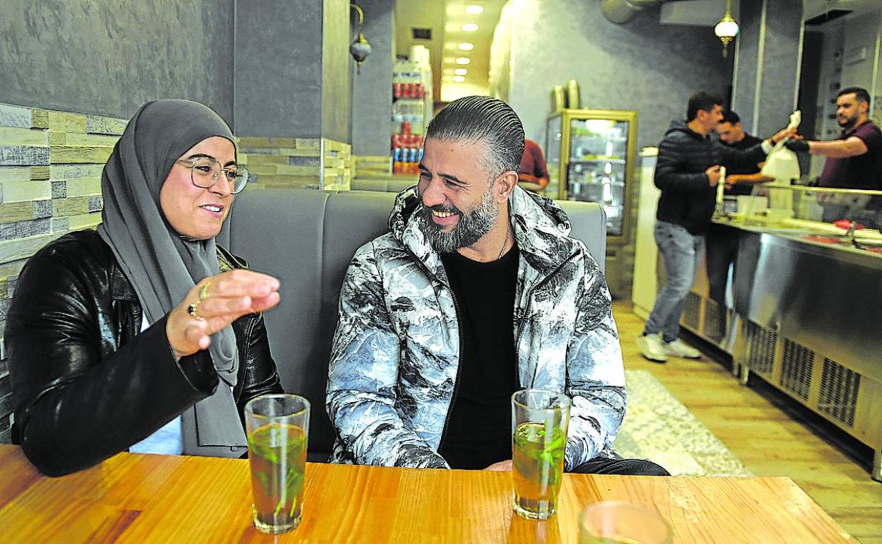 Noureddine Ofakir con su esposa en una tetería de San Francisco. 