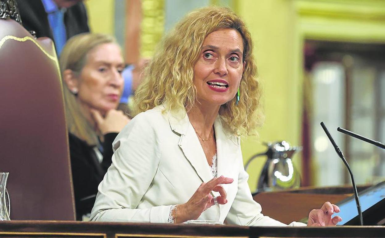 La presidenta del Congreso, Meritxell Batet, pidiendo mesura y llamando al orden en la sesión parlamentaria celebrada el jueves. 