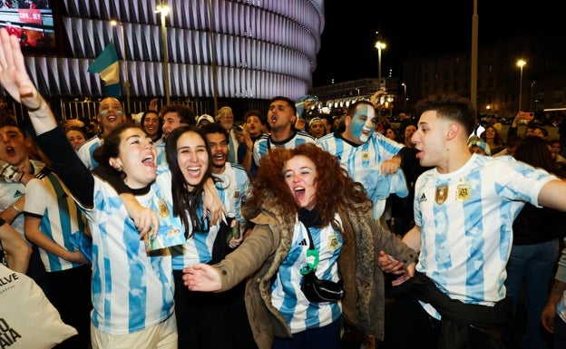 Alegría a raudales corrió por la explanada de San Mamés, donde los argentinos festejaron el título. 