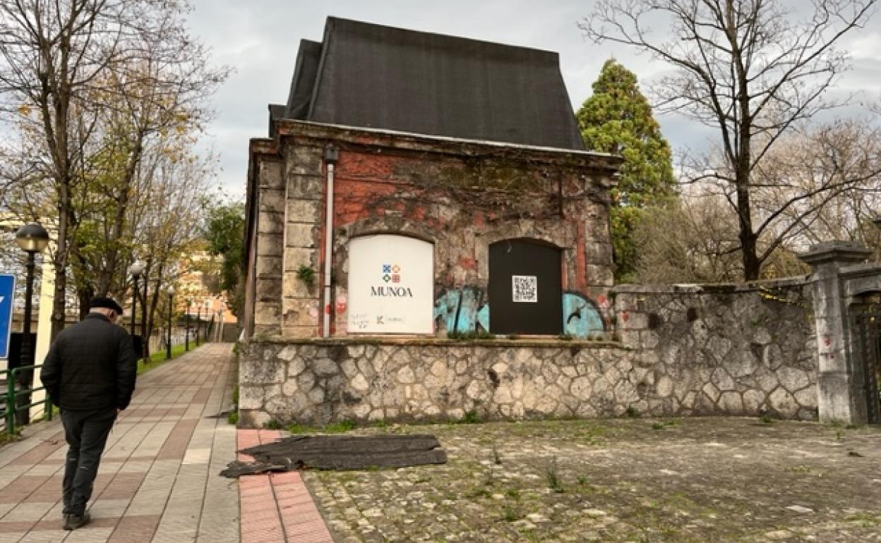 Edificio de las cocheras en el parque Munoa, cerrado este lunes por la alerta de fuertes vientos. 