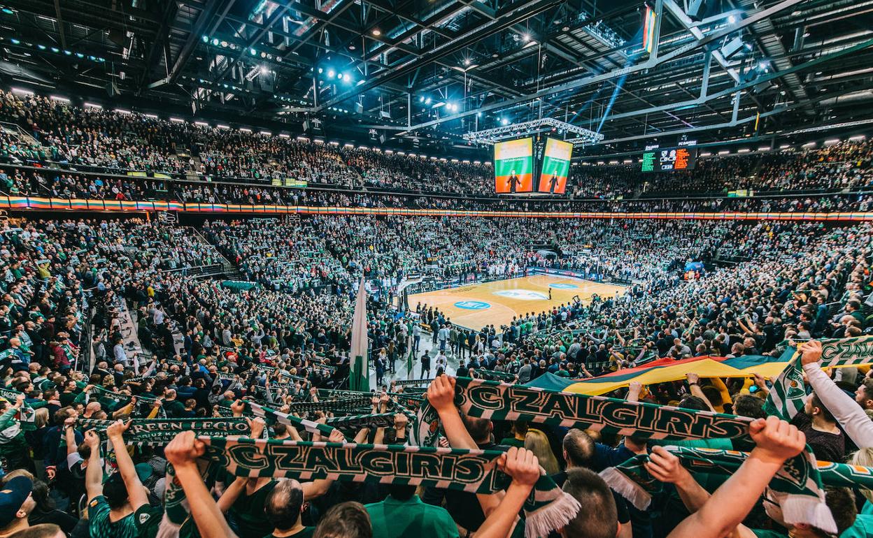 Imagen panorámica del bullicioso Zalgirio Arena de Kaunas. 